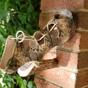Snakeskin platform heels sz. 10